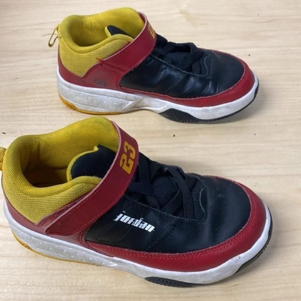 NIKE AIR JORDAN MAX‎ AURA 3 kids black, yellow & red size 2Y